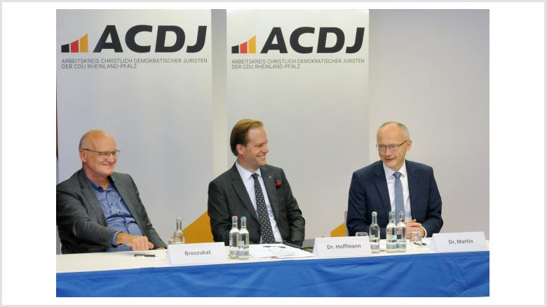 ACDJ Mitgliederversammlung 2026, Personen v.l.n.r.: Folkmar Broszukat, Dr. Jens Hofmann, Staatsminister Dr. Helmut Martin